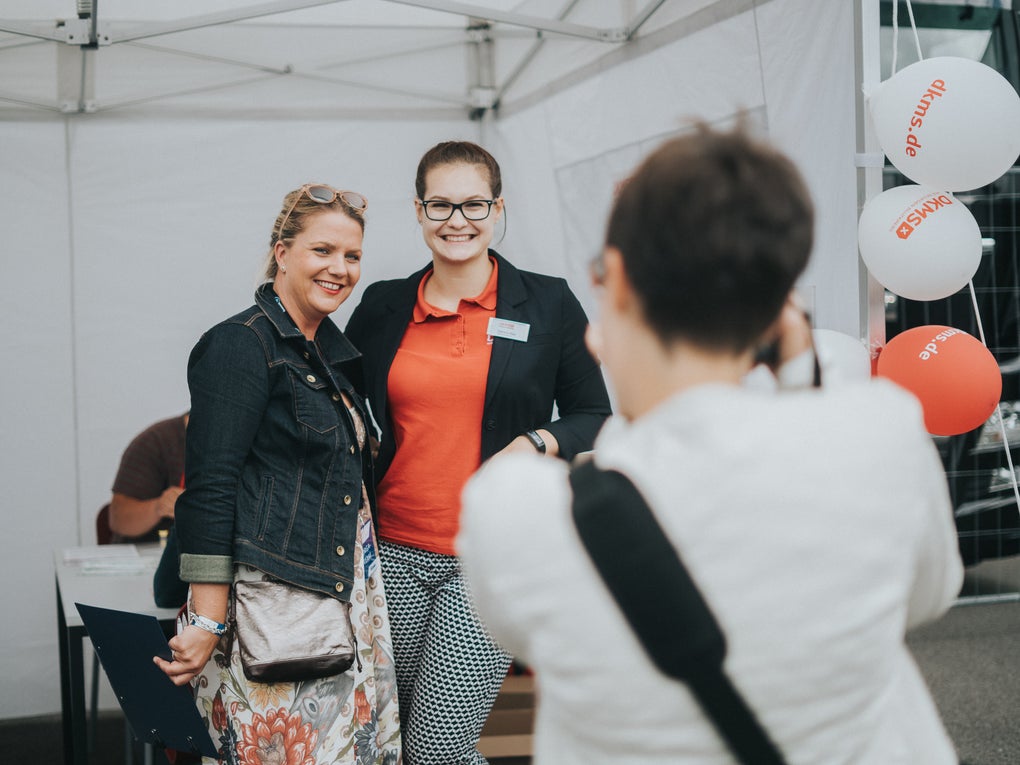 Zwei Frauen, die lächeln und ein Foto machen. Sie stehen nebeneinander und haben die Arme umeinander gelegt. Zwei Frauen, die lächeln und ein Foto machen. Sie stehen nebeneinander und haben die Arme umeinander gelegt.