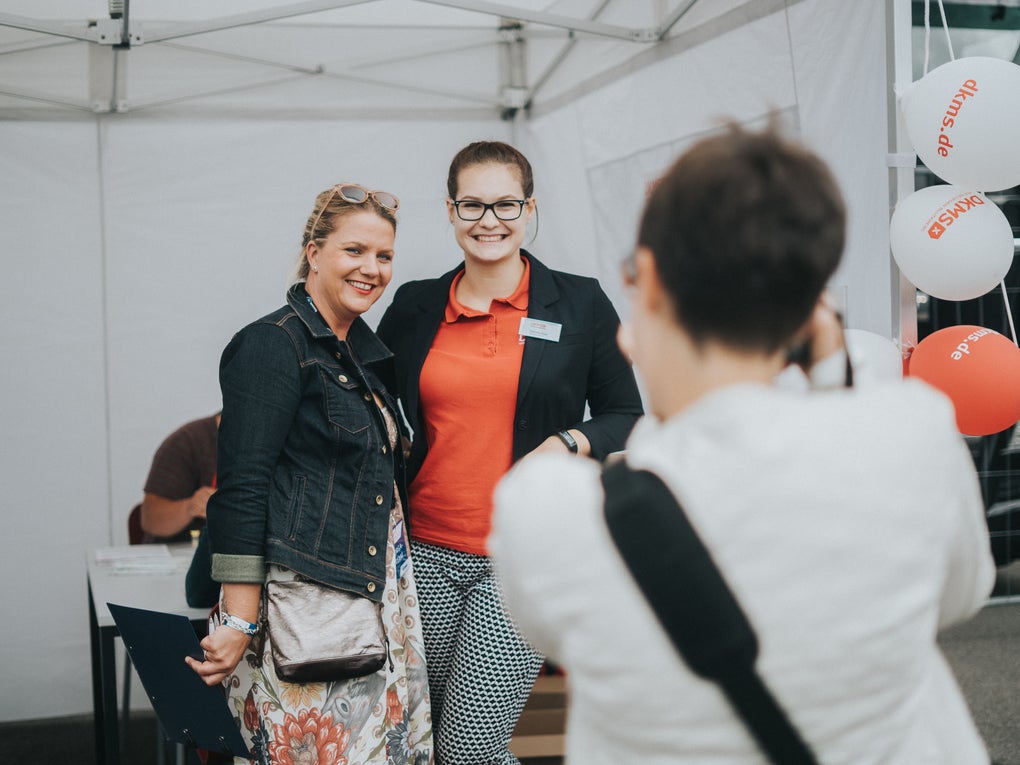 Zwei Frauen, die lächeln und ein Foto machen. Sie stehen nebeneinander und haben die Arme umeinander gelegt. Zwei Frauen, die lächeln und ein Foto machen. Sie stehen nebeneinander und haben die Arme umeinander gelegt.