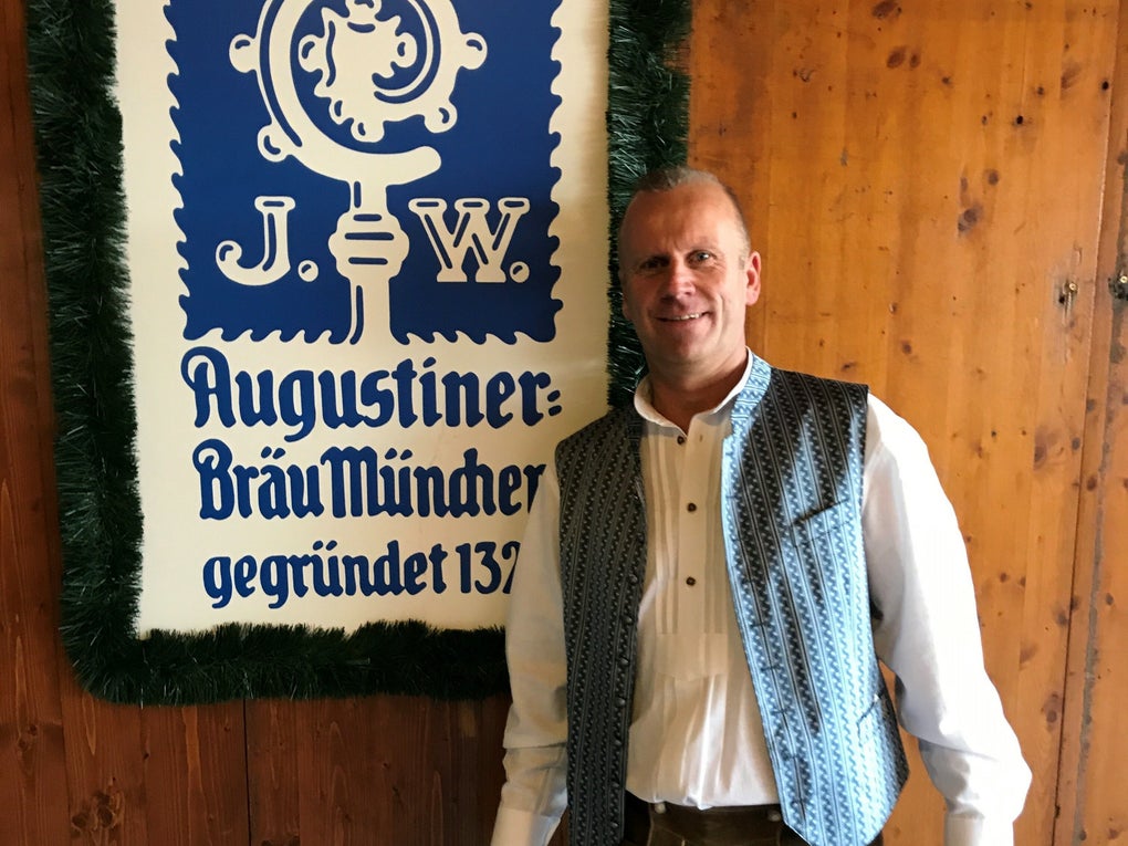 Ein Mann steht vor einem Schild Ein Mann steht vor einem Schild