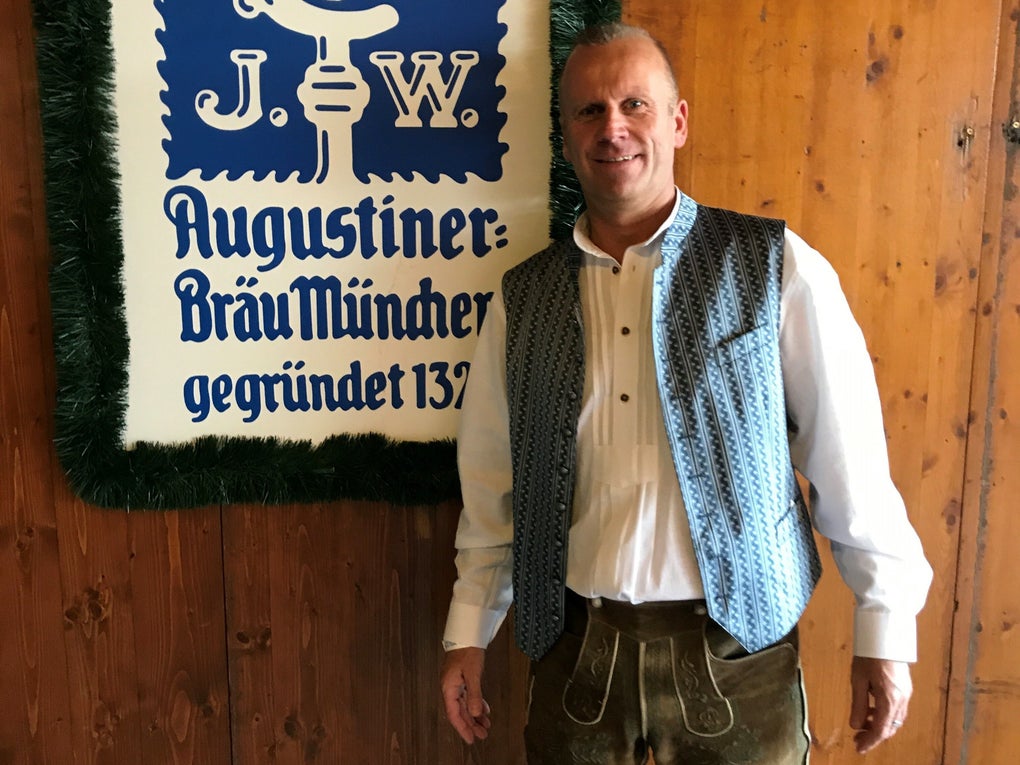 Ein Mann steht vor einem Schild Ein Mann steht vor einem Schild