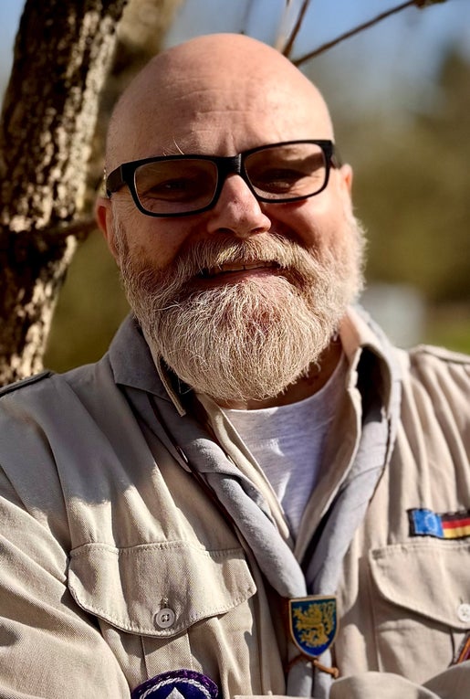 Porträtfoto von Patient Niko in Pfadfinder-Uniform Porträtfoto von Patient Niko in Pfadfinder-Uniform