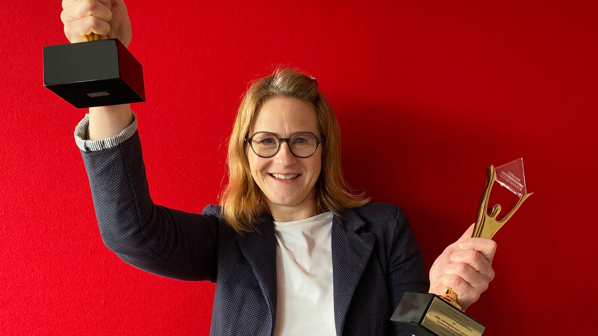 Dr. Edith Wienand ist Director Global Executive and Operations Office und Teil des Pandemie-Teams, sie hält zwei Preise in der Hand Dr. Edith Wienand ist Director Global Executive and Operations Office und Teil des Pandemie-Teams, sie hält zwei Preise in der Hand