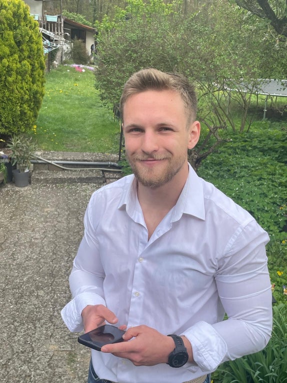 Patient lächelt in die Kamera Patient lächelt in die Kamera