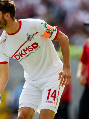 Jonas Hector in FC Köln Trikot, hält einen Ball in der Hand