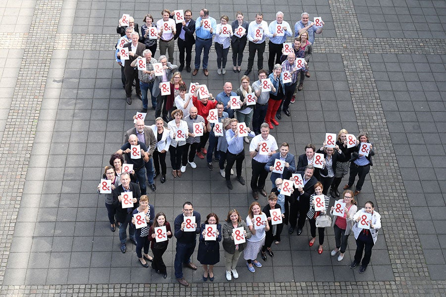 Mitarbeiter der Gothaer bilden vereint das &-Zeichen und setzen damit ein Zeichen gegen Blutkrebs
