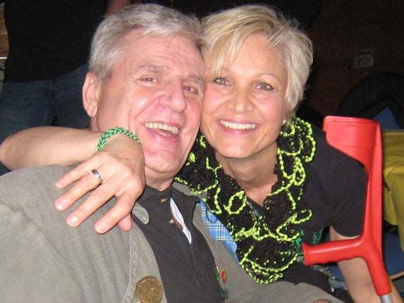 ein Mann und eine Frau sind Arm in Arm und lachen in die Kamera ein Mann und eine Frau sind Arm in Arm und lachen in die Kamera