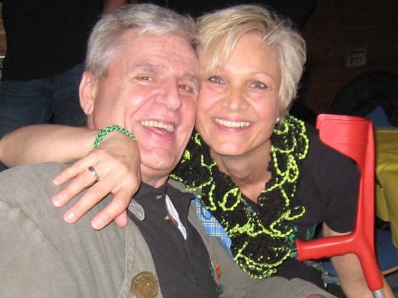 ein Mann und eine Frau sind Arm in Arm und lachen in die Kamera ein Mann und eine Frau sind Arm in Arm und lachen in die Kamera