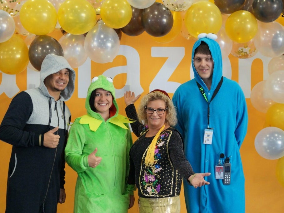 Eine Gruppe von Menschen in Kostümen posiert für ein Foto Eine Gruppe von Menschen in Kostümen posiert für ein Foto