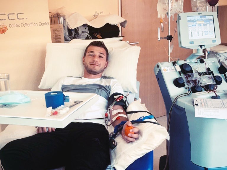 Ein Mann liegt in einem Apherese Stuhl Ein Mann liegt in einem Apherese Stuhl