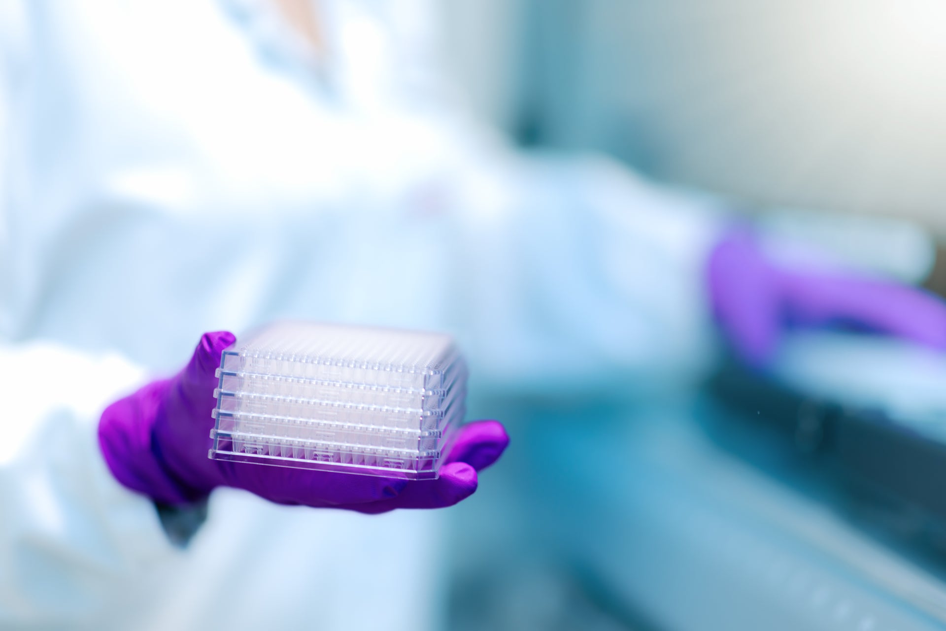 Eine Person mit Handschuhen trägt in der Hand Proben von potenzellen Stammzellspendern. Eine Person mit Handschuhen trägt in der Hand Proben von potenzellen Stammzellspendern.