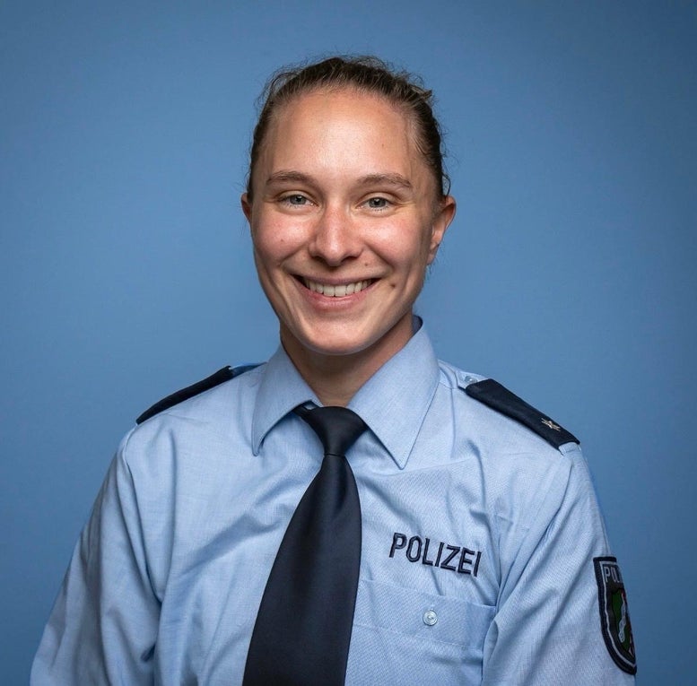 Eine Frau in Uniform lächelt Eine Frau in Uniform lächelt