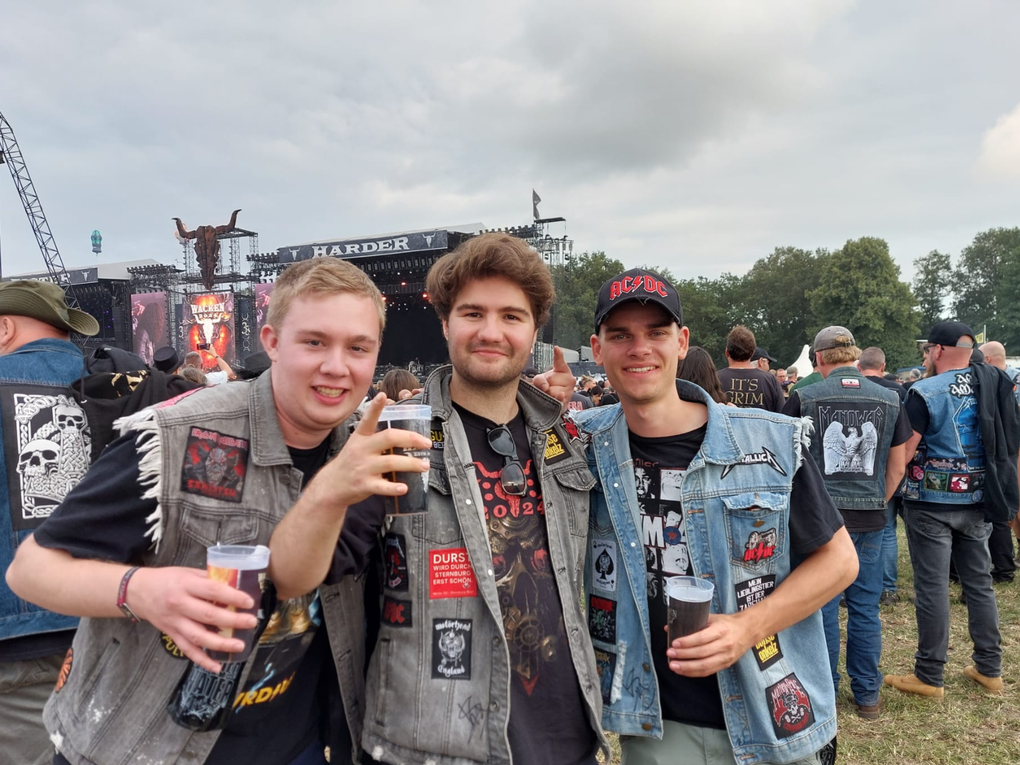 V.l.n.r.: Nils, Jan und Sören auf dem "heiligen" Acker des Wacken Open Air (W:O:A) V.l.n.r.: Nils, Jan und Sören auf dem "heiligen" Acker des Wacken Open Air (W:O:A)