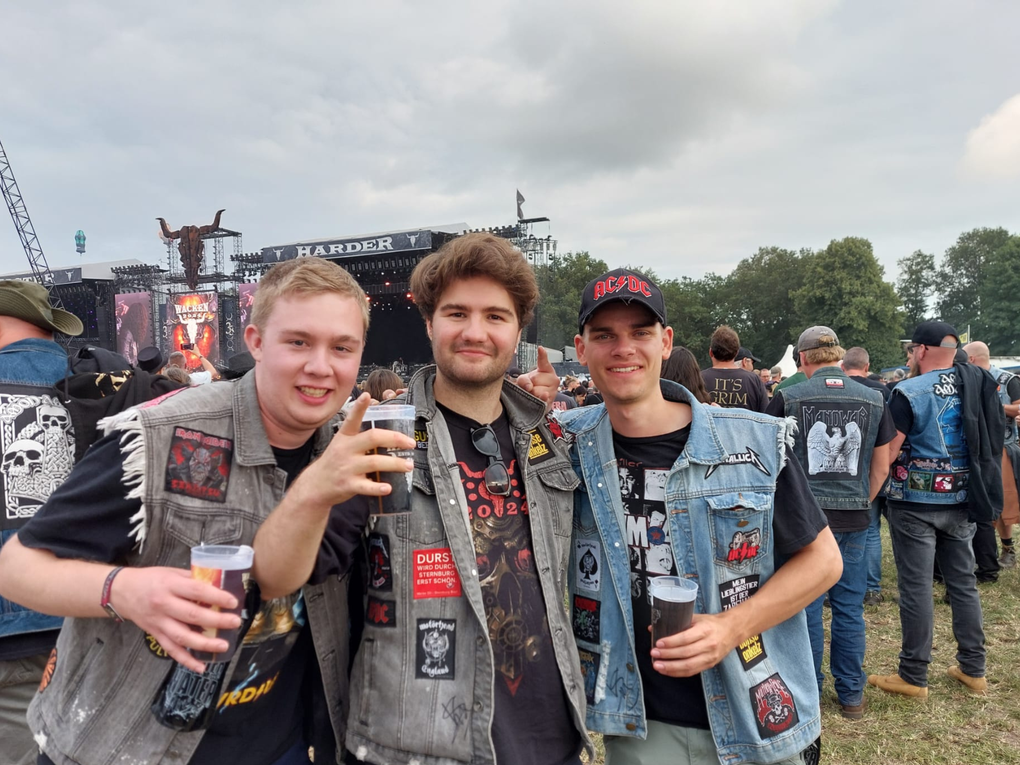 V.l.n.r.: Nils, Jan und Sören auf dem "heiligen" Acker des Wacken Open Air (W:O:A) V.l.n.r.: Nils, Jan und Sören auf dem "heiligen" Acker des Wacken Open Air (W:O:A)