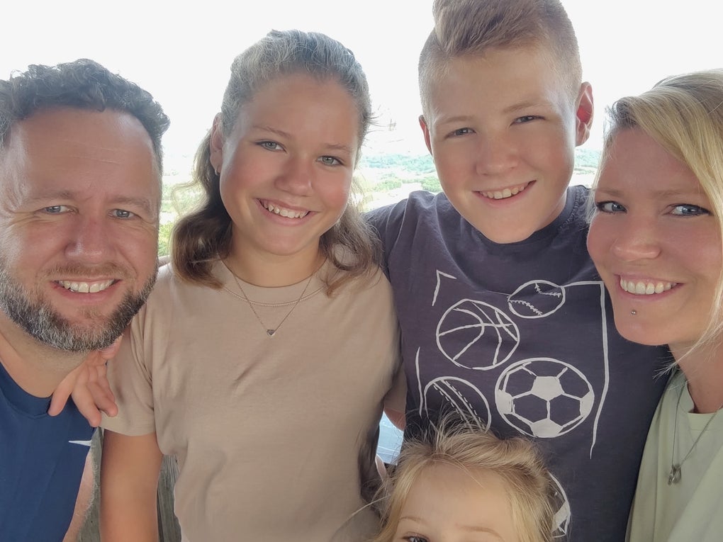 Eine Gruppe von Menschen posiert für ein Foto Eine Gruppe von Menschen posiert für ein Foto