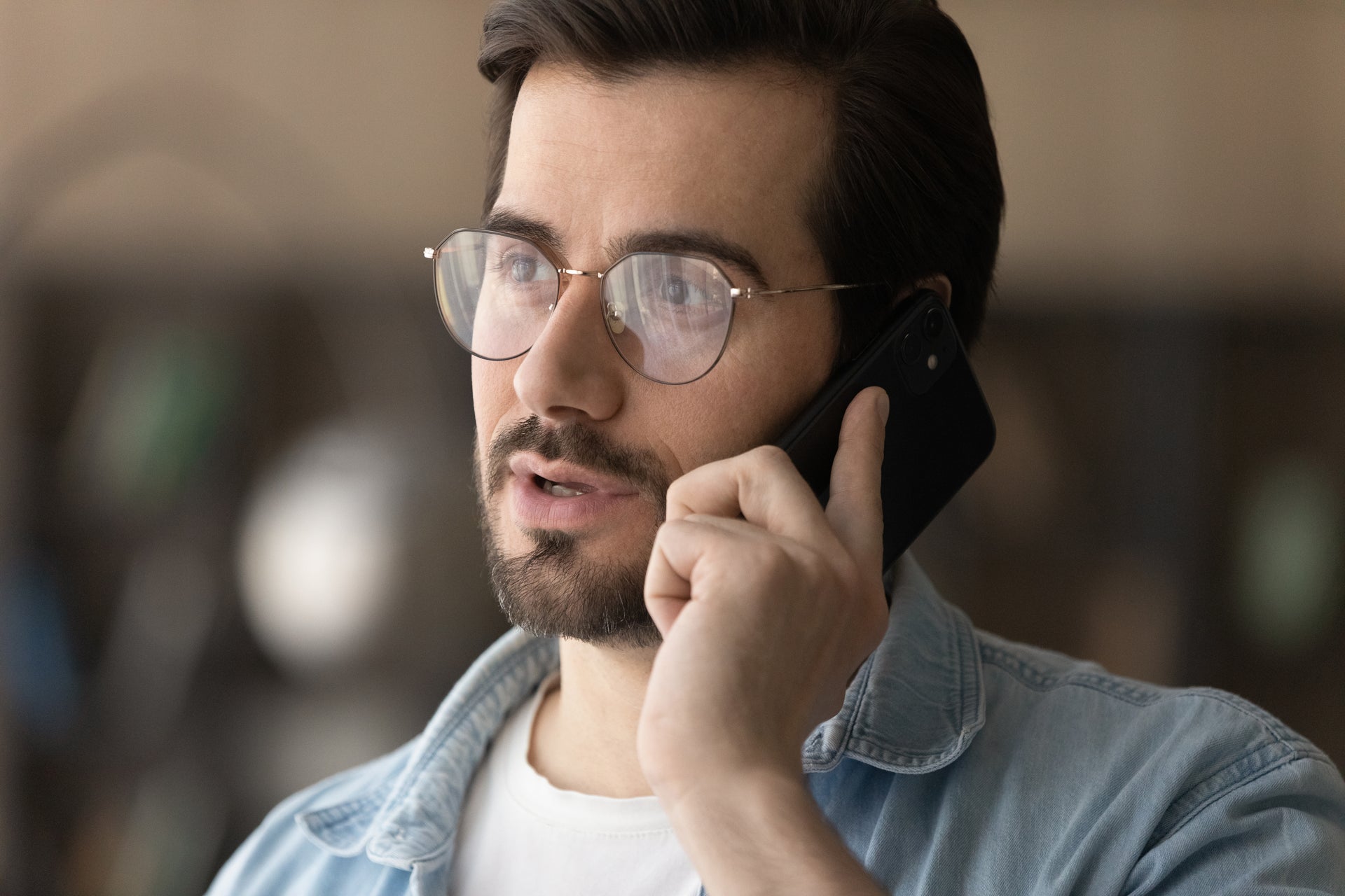 Ein Mann telefoniert mit einem Handy Ein Mann telefoniert mit einem Handy