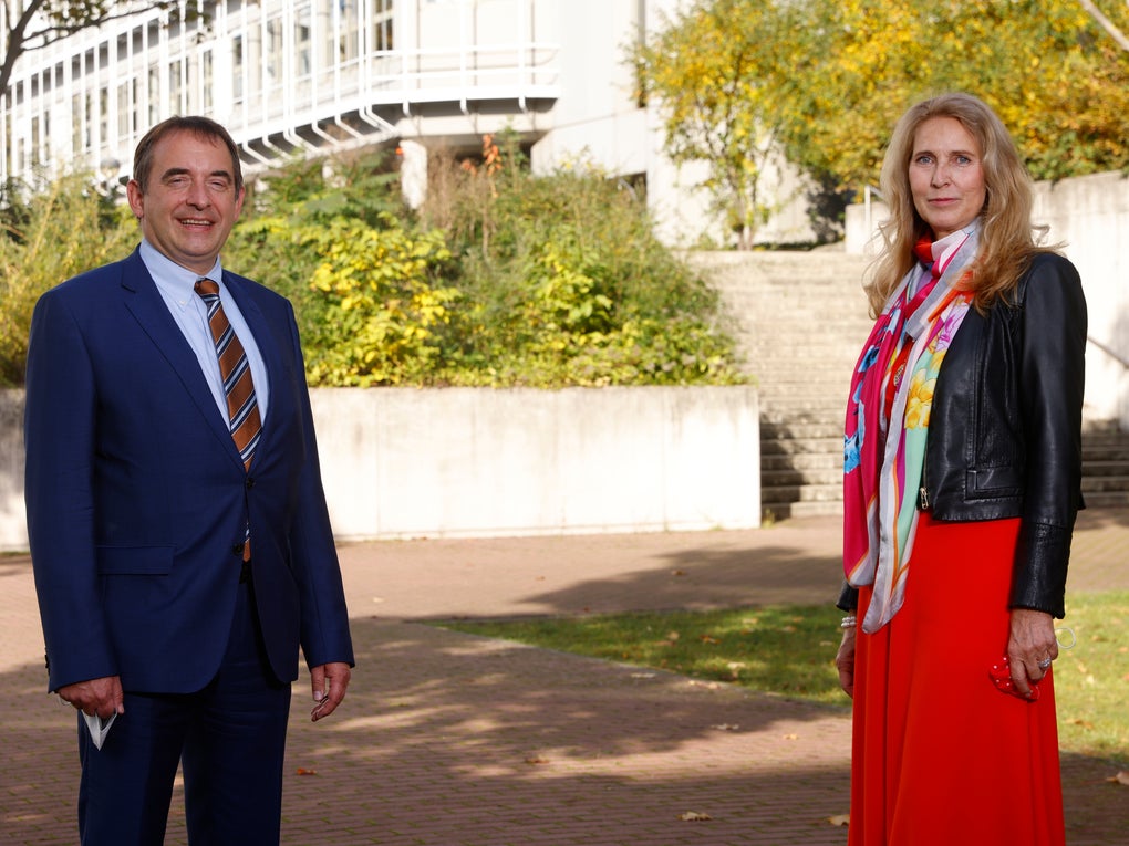 DKMS-Geschäftsführerin Dr. Elke Neujahr (r.) und Hessens Kultusminister Prof. Dr. R. Alexander Lorz (l.) DKMS-Geschäftsführerin Dr. Elke Neujahr (r.) und Hessens Kultusminister Prof. Dr. R. Alexander Lorz (l.)