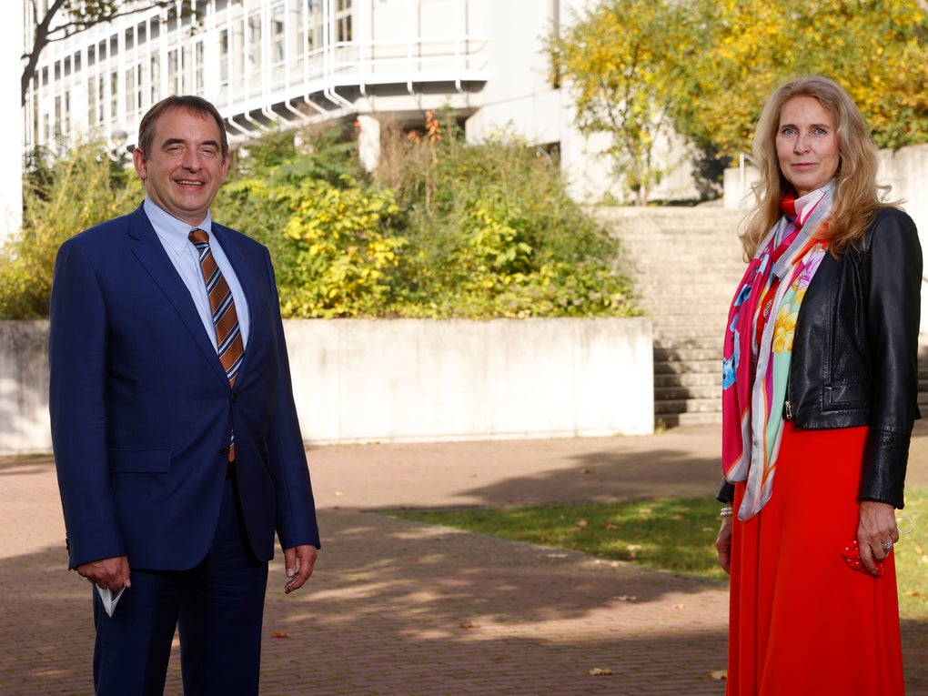 DKMS-Geschäftsführerin Dr. Elke Neujahr (r.) und Hessens Kultusminister Prof. Dr. R. Alexander Lorz (l.) DKMS-Geschäftsführerin Dr. Elke Neujahr (r.) und Hessens Kultusminister Prof. Dr. R. Alexander Lorz (l.)
