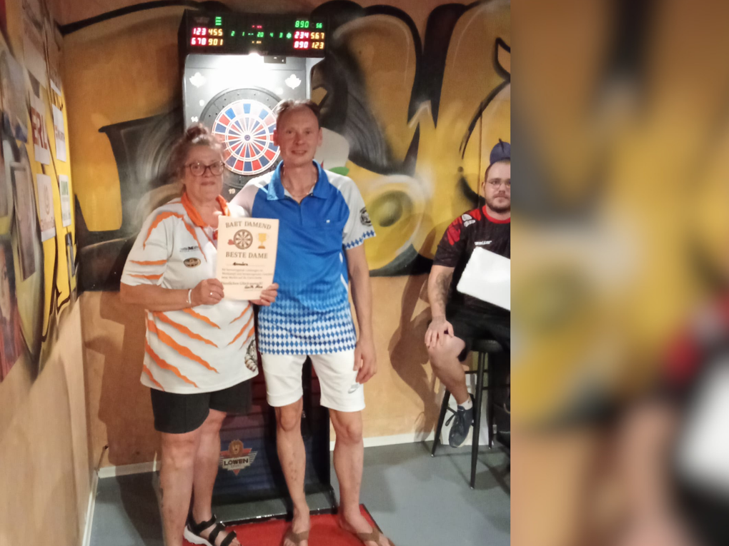 Ein Mann und eine Frau halten eine Zeitung Ein Mann und eine Frau halten eine Zeitung