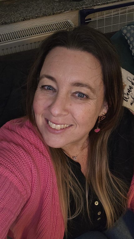 Patientin Melanie lächelt in die Kamera. Patientin Melanie lächelt in die Kamera.