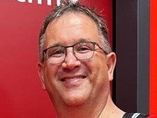 Ein Mann mit Brille und einem roten Hemd Ein Mann mit Brille und einem roten Hemd