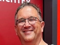 Ein Mann mit Brille und einem roten Hemd Ein Mann mit Brille und einem roten Hemd