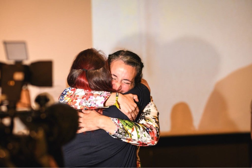 Ein emotionaler Moment: Tatjana und Juans Mutter liegen sich in den Armen Ein emotionaler Moment: Tatjana und Juans Mutter liegen sich in den Armen
