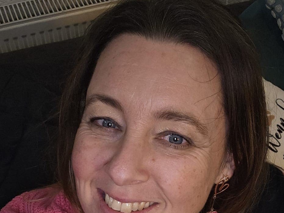 Eine Frau, die in die Kamera lächelt Eine Frau, die in die Kamera lächelt