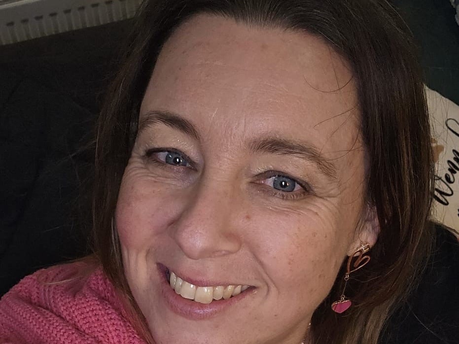 Eine Frau, die in die Kamera lächelt Eine Frau, die in die Kamera lächelt