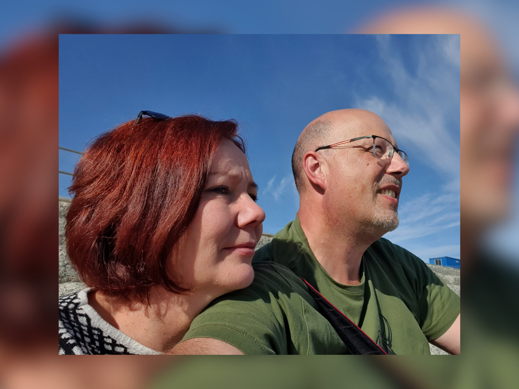 Ein Mann und eine Frau machen ein Selfie Ein Mann und eine Frau machen ein Selfie