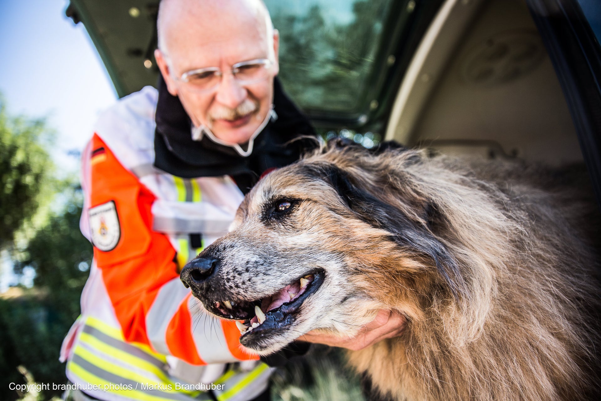 Auf dem Foto ist Patient Michael mit einem der Rettungshunde abgebildet.