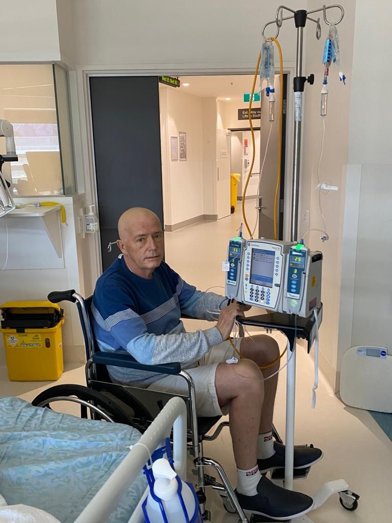 ein Mann sitzt in einem Rollstuhl vor einem medizinischem Gerät ein Mann sitzt in einem Rollstuhl vor einem medizinischem Gerät