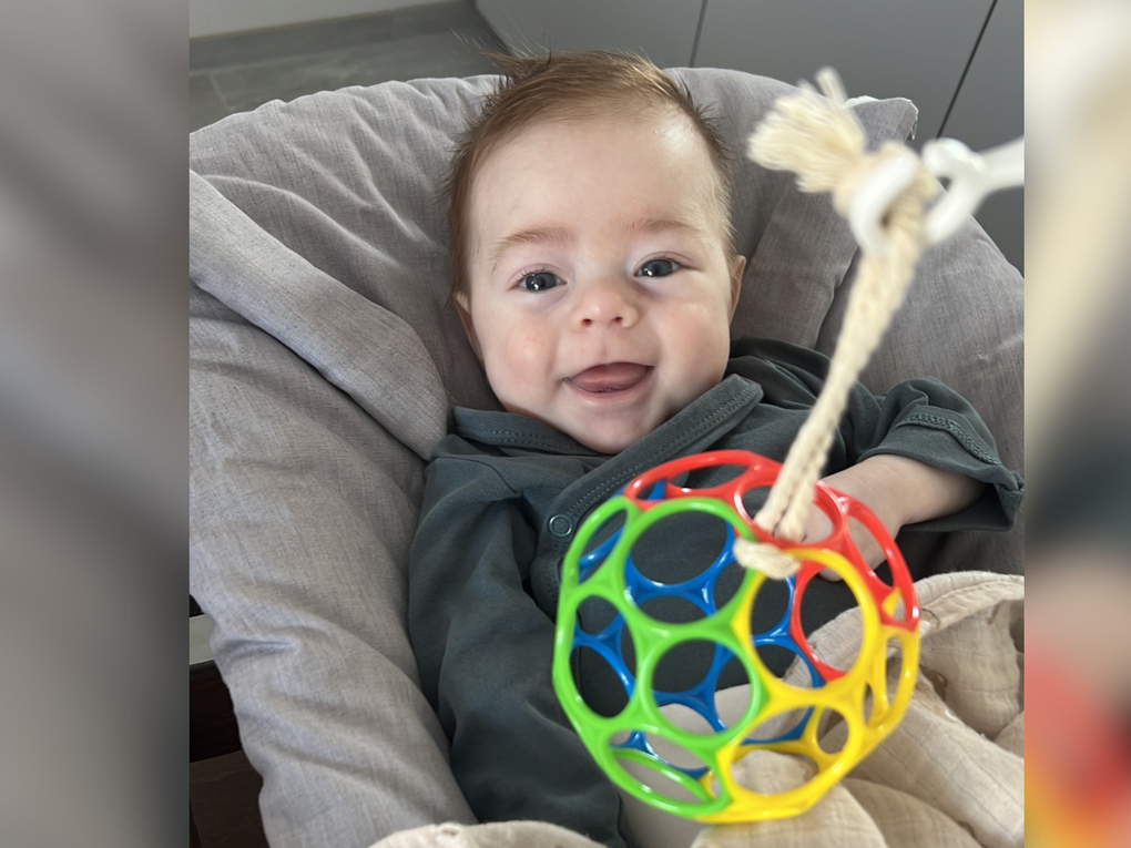 Ein Baby in einer Schaukel Ein Baby in einer Schaukel