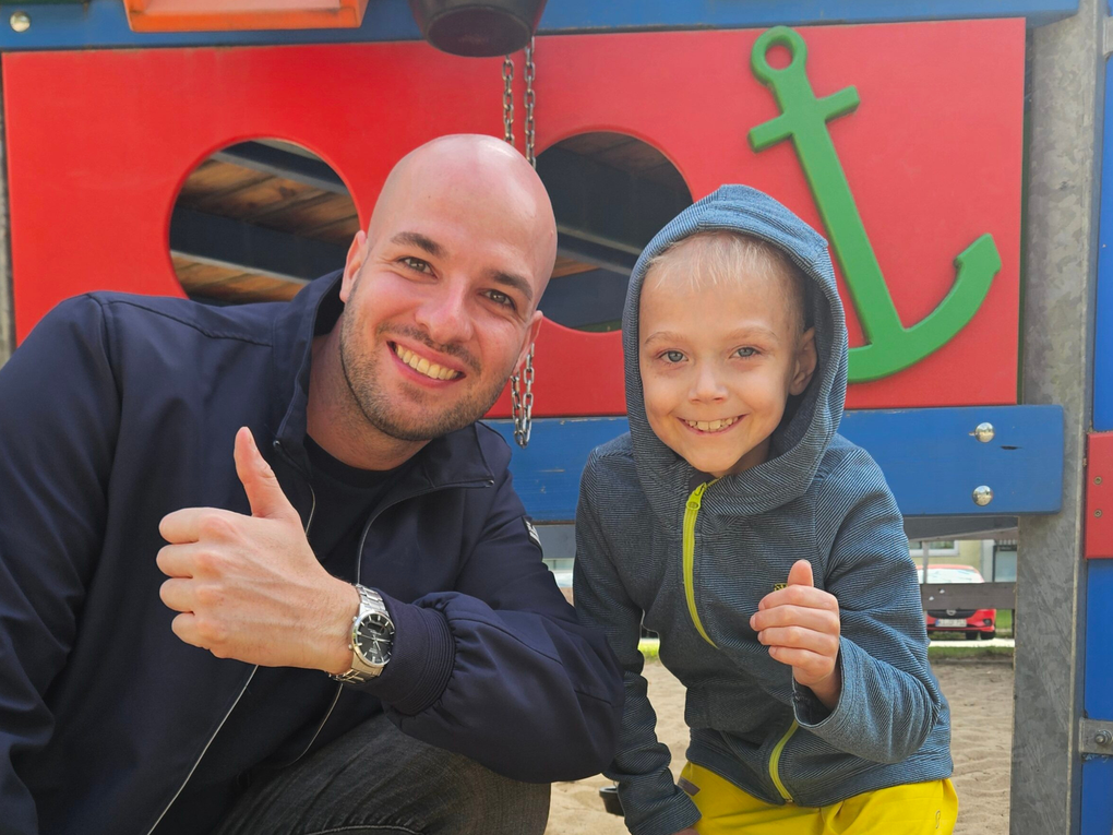 Ein Mann und ein Junge posieren für ein Foto Ein Mann und ein Junge posieren für ein Foto