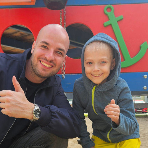 Ein Mann und ein Junge posieren für ein Foto Ein Mann und ein Junge posieren für ein Foto