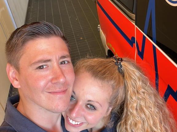 Ein Mann und eine Frau machen ein Selfie Ein Mann und eine Frau machen ein Selfie