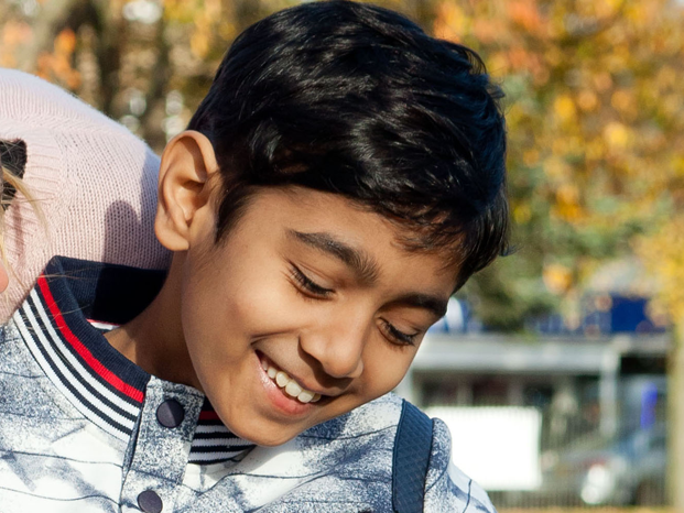 Eine Frau umarmt einen Jungen Eine Frau umarmt einen Jungen