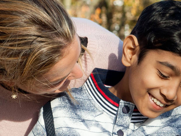 Eine Frau umarmt einen Jungen Eine Frau umarmt einen Jungen