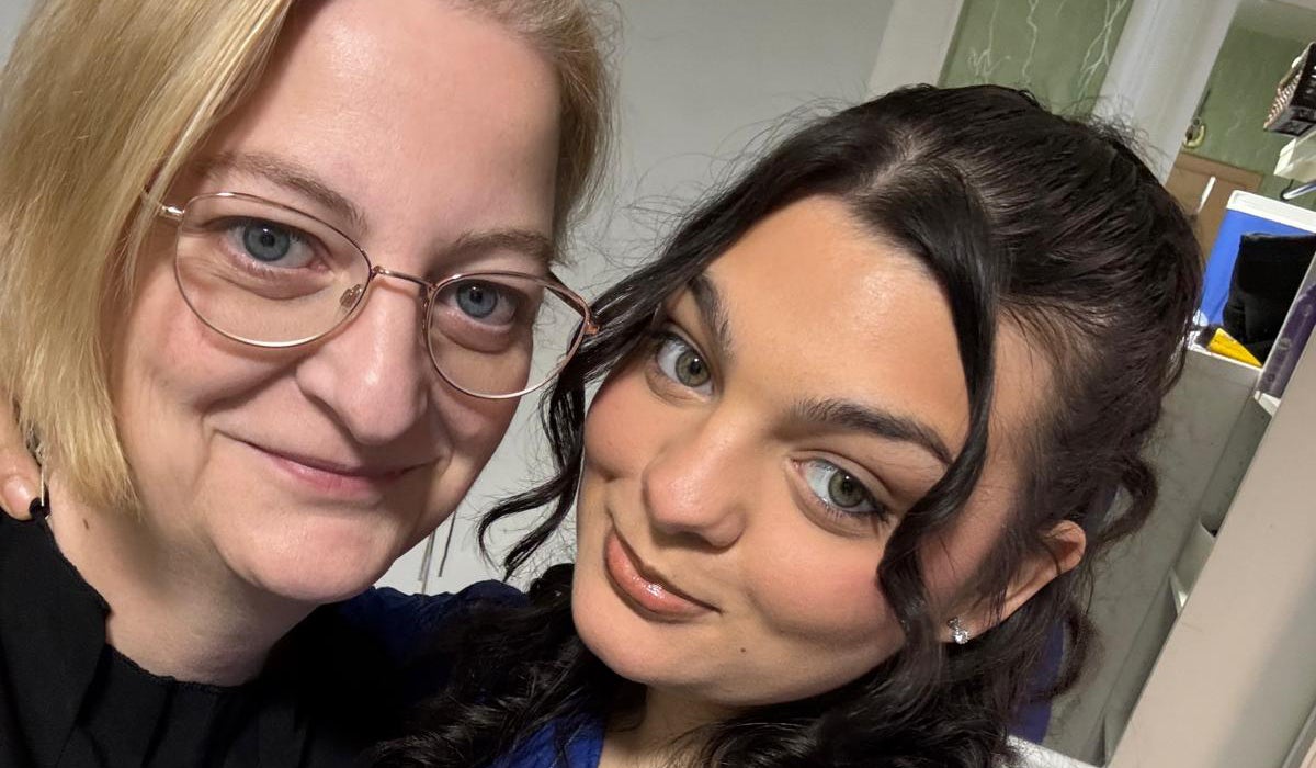Zwei Frauen machen ein Selfie Zwei Frauen machen ein Selfie