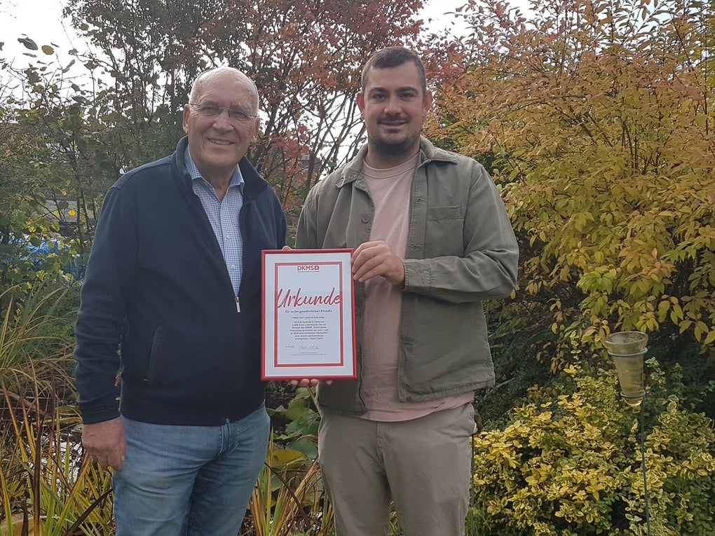 Zwei Männer halten eine Urkunde Zwei Männer halten eine Urkunde