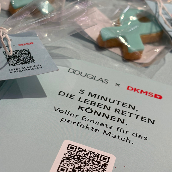 Flyer für die Registrierung bei Douglas: "5 Minuten, die Leben retten können. Voller Einsatz für das perfekte Match" Flyer für die Registrierung bei Douglas: "5 Minuten, die Leben retten können. Voller Einsatz für das perfekte Match"