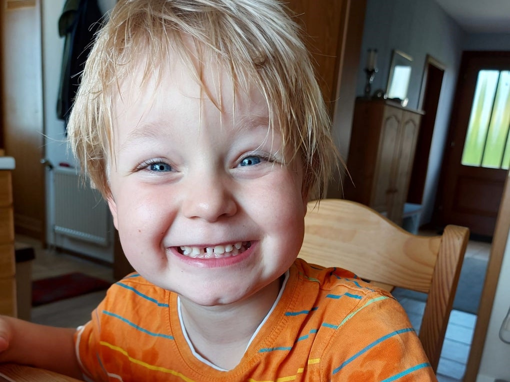Ein Kind lächelt in die Kamera Ein Kind lächelt in die Kamera