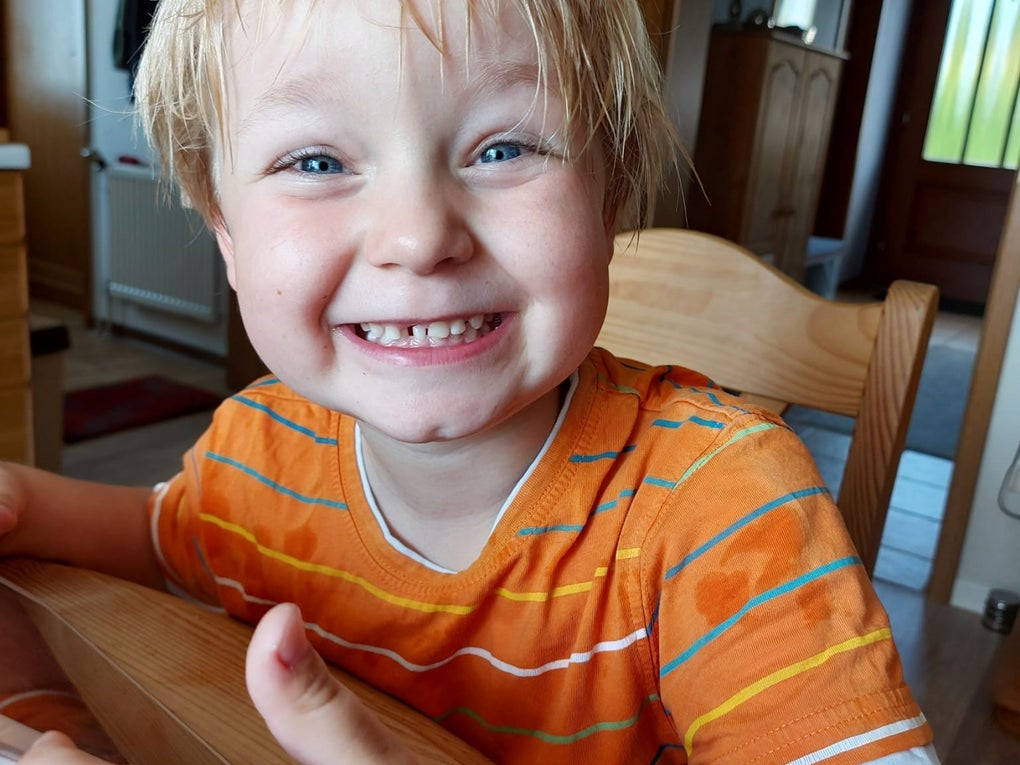 Ein Kind lächelt in die Kamera Ein Kind lächelt in die Kamera