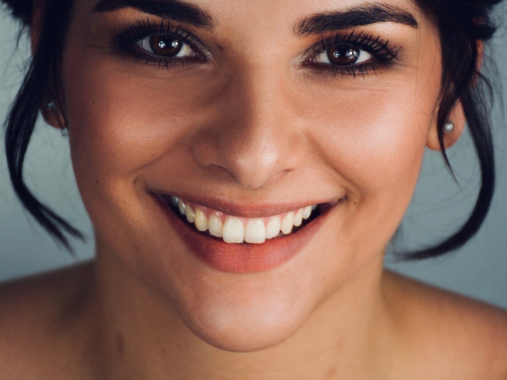 Frau lächelt für ein Foto Frau lächelt für ein Foto