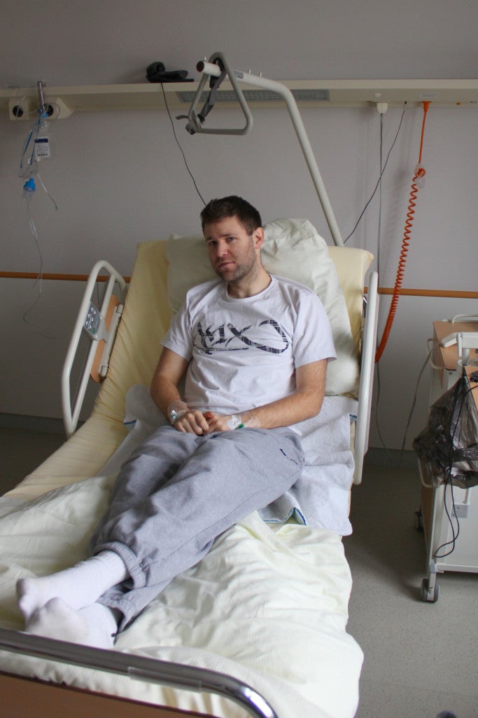 Ein Mann sitzt in einem Apherese Stuhl während der Stammzellentnahme Ein Mann sitzt in einem Apherese Stuhl während der Stammzellentnahme