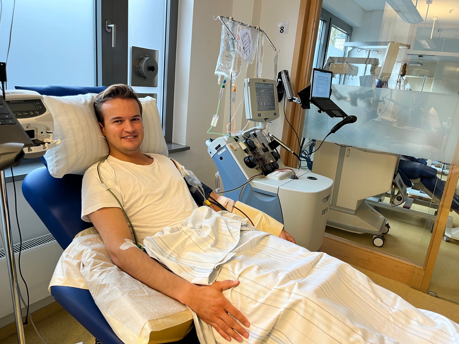 ein Mann sitzt auf einem Spende Stuhl, während einer Stammstellspende ein Mann sitzt auf einem Spende Stuhl, während einer Stammstellspende