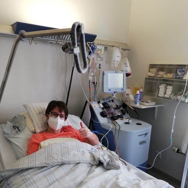 Eine Person, die in einem Krankenhausbett liegt Eine Person, die in einem Krankenhausbett liegt