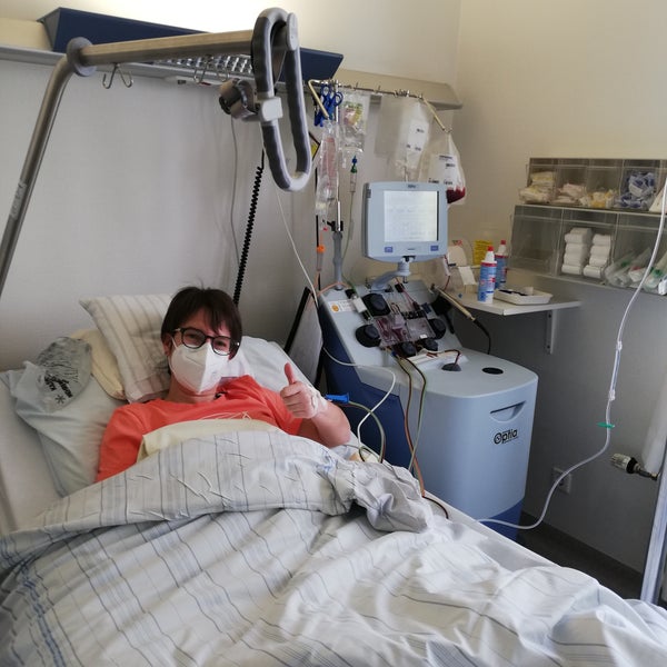 Eine Person, die in einem Krankenhausbett liegt Eine Person, die in einem Krankenhausbett liegt