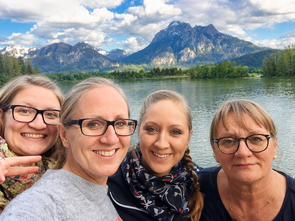 Zu sehen ist Silvia mit ihren Freundinnen, die am See ein Selfie machen. Zu sehen ist Silvia mit ihren Freundinnen, die am See ein Selfie machen.