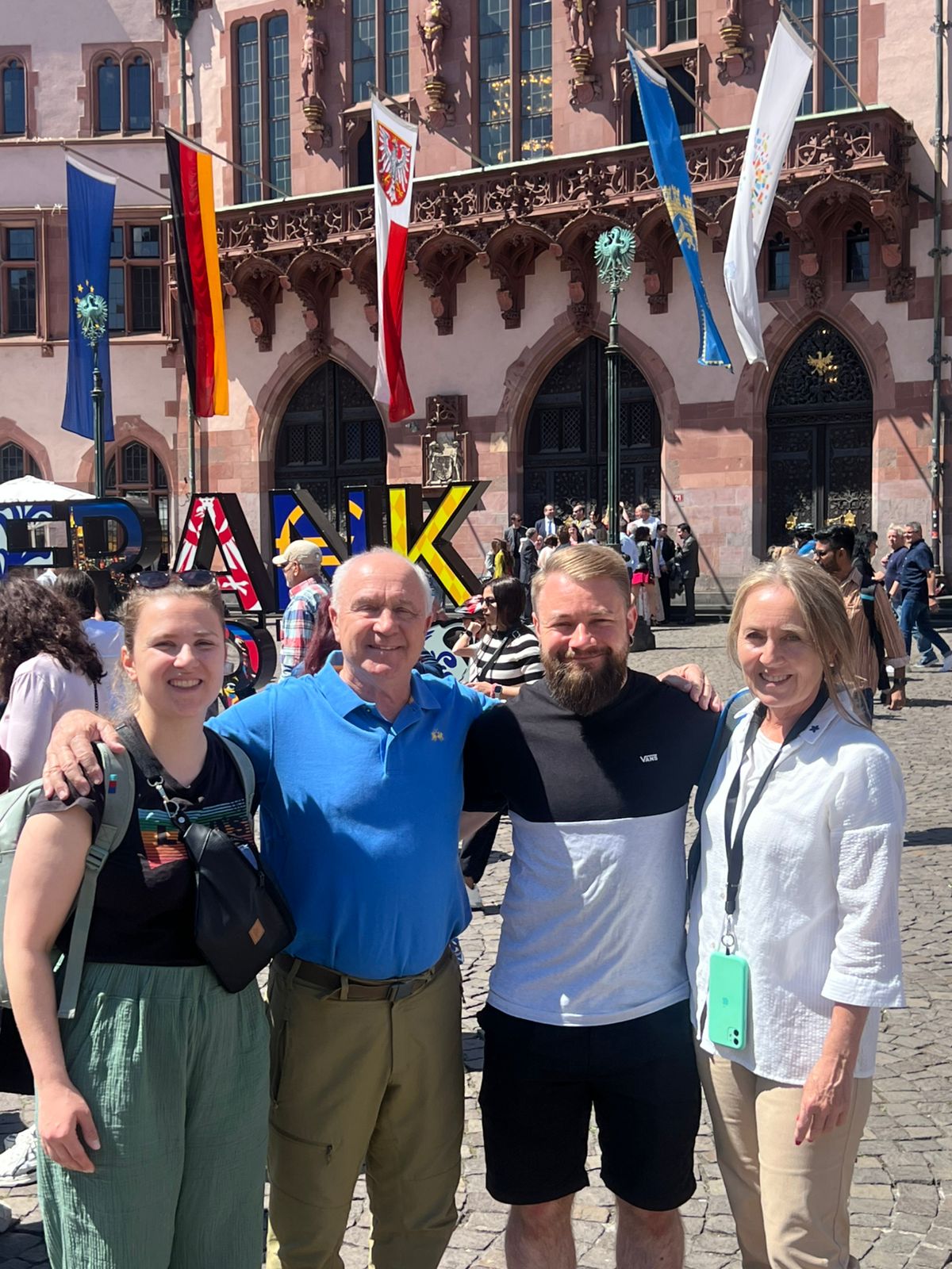 Eine Gruppe von Menschen posiert für ein Foto Eine Gruppe von Menschen posiert für ein Foto