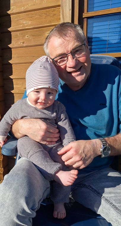 Patient Kalle mit seinem Enkelkind auf dem Schoss Patient Kalle mit seinem Enkelkind auf dem Schoss